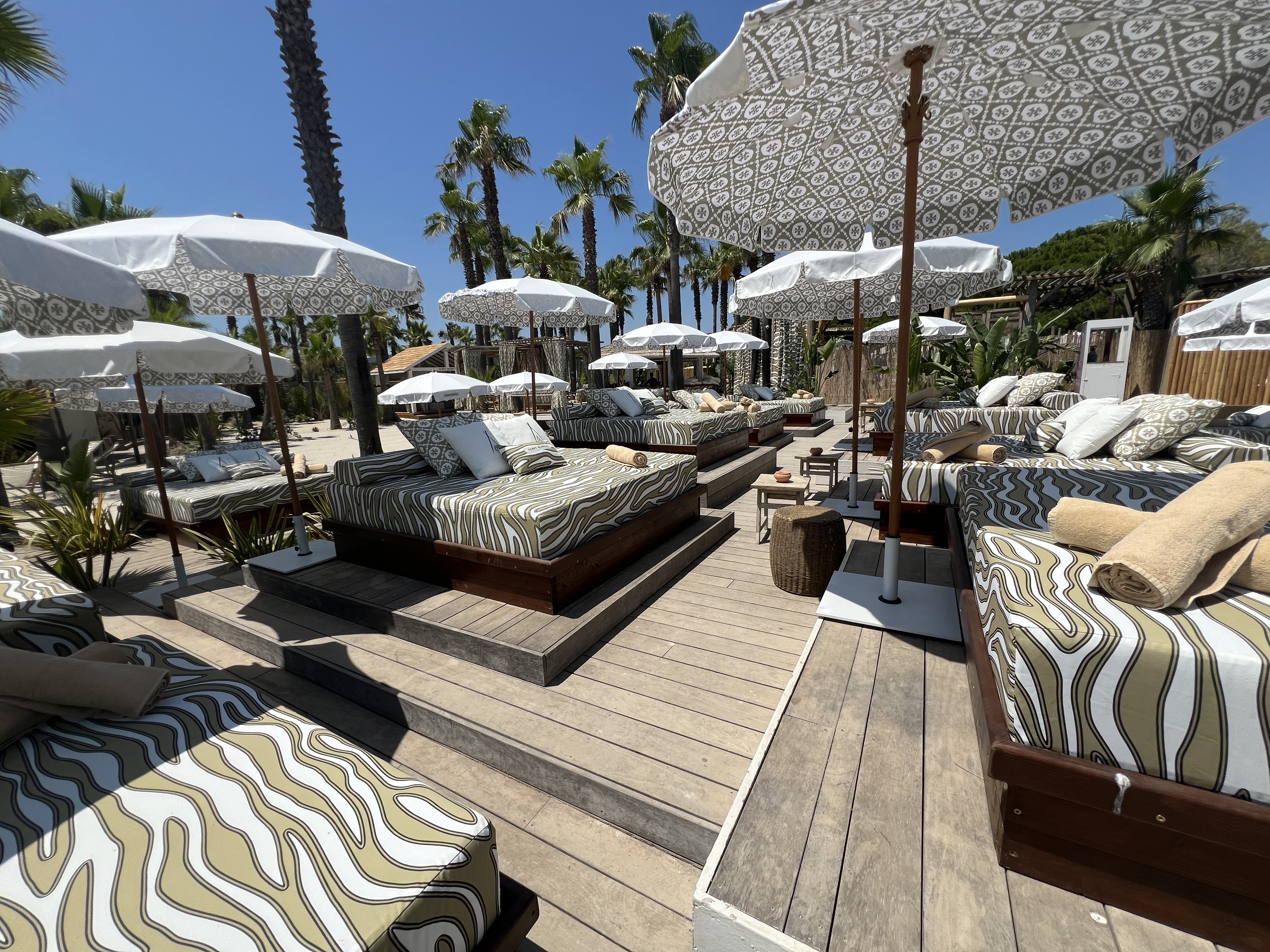 Décoration extérieure de la plage du Nikki Beach à St Tropez