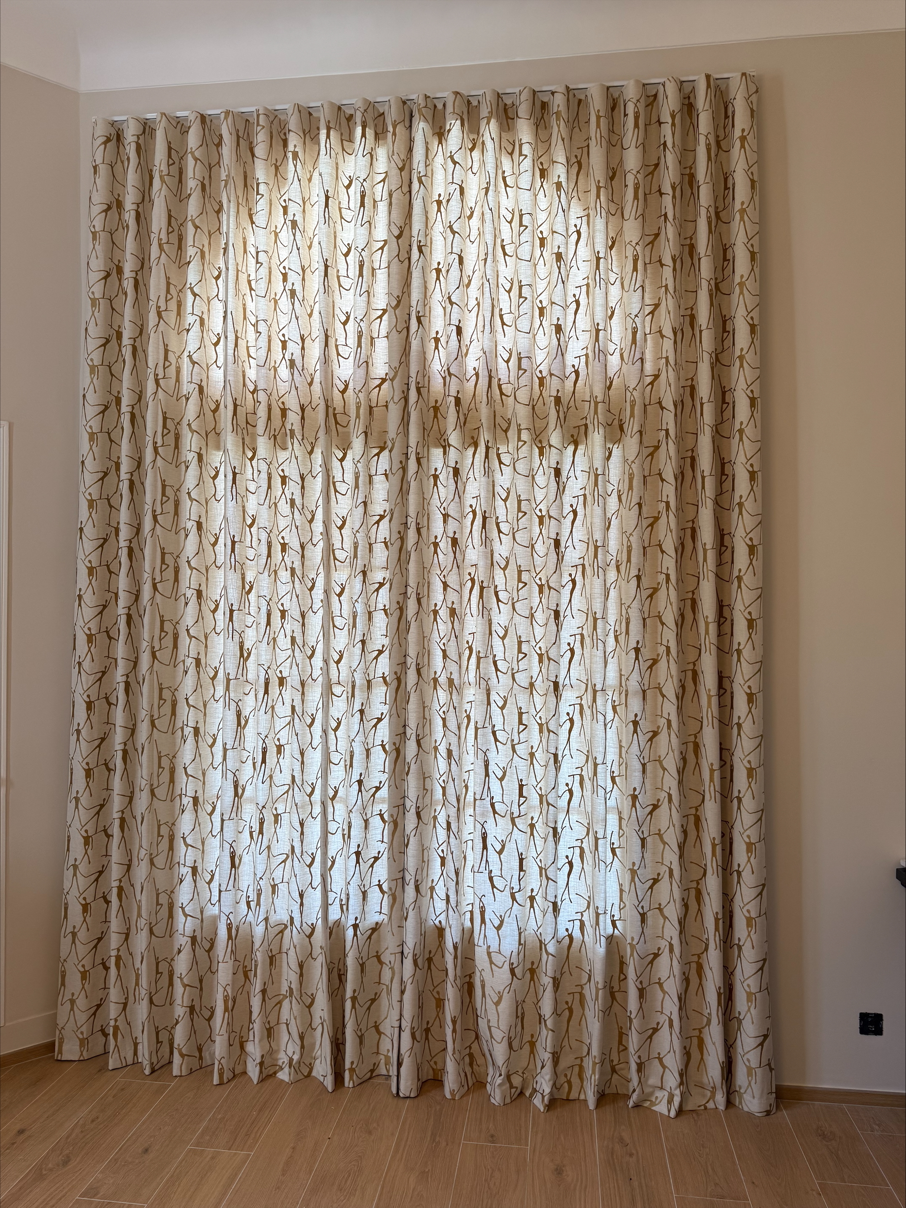 Confection de rideaux occultants dans une chambre à Nice